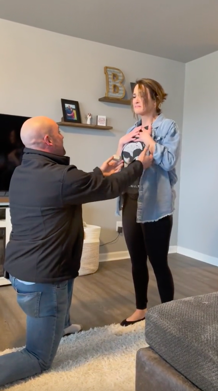 Mulher grava pedido de casamento do ex-marido à namorada. “Tornou-se minha amiga”. Veja o vídeo