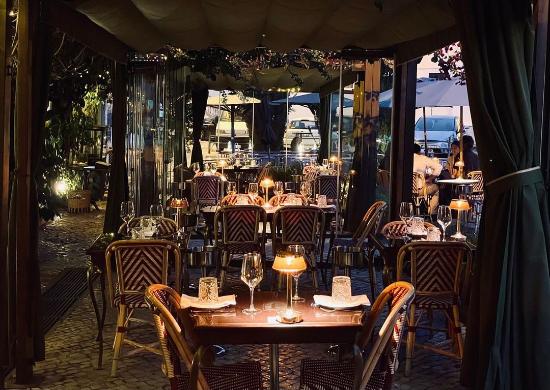 O restaurante com a esplanada mais acolhedora de Lisboa tem novos pratos — e são à prova do frio
