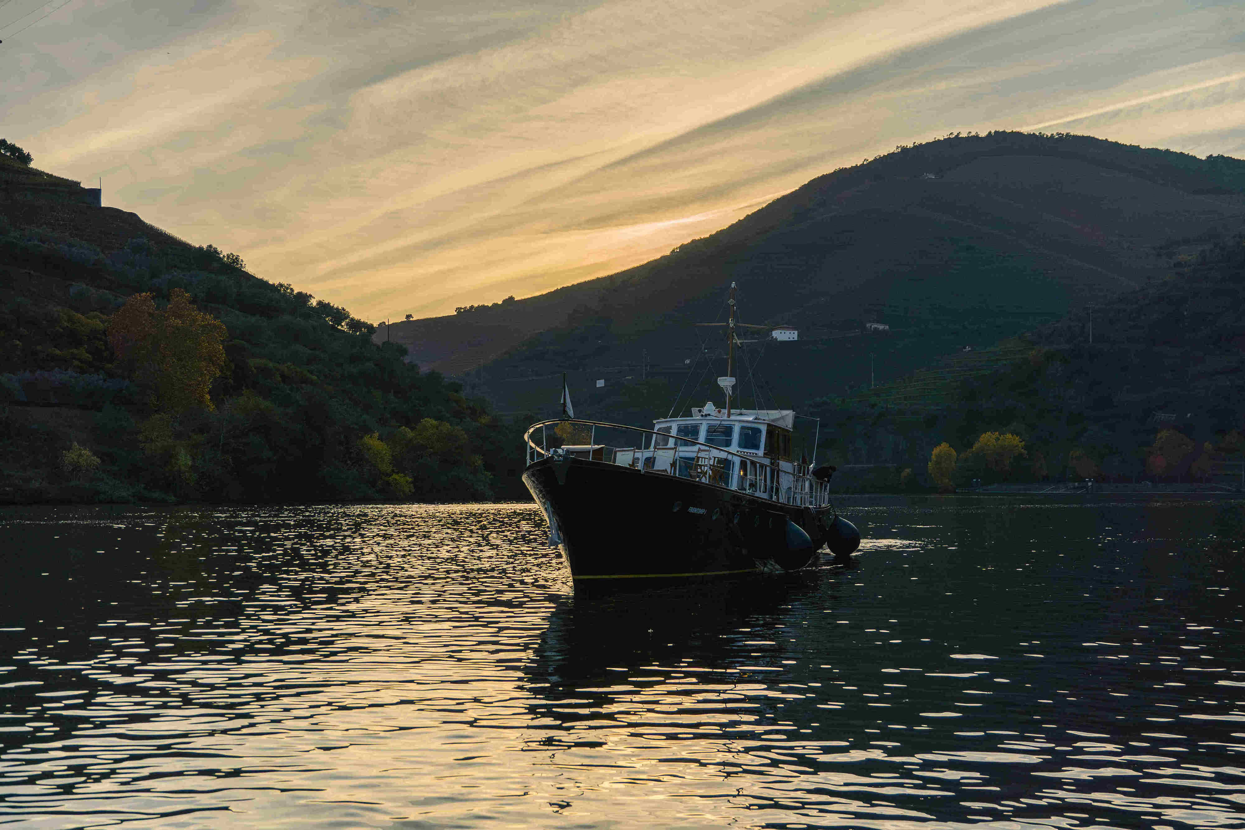 Já pode beber vinho a bordo de um iate que serviu a Marinha Inglesa. Saiba quanto custa a experiência