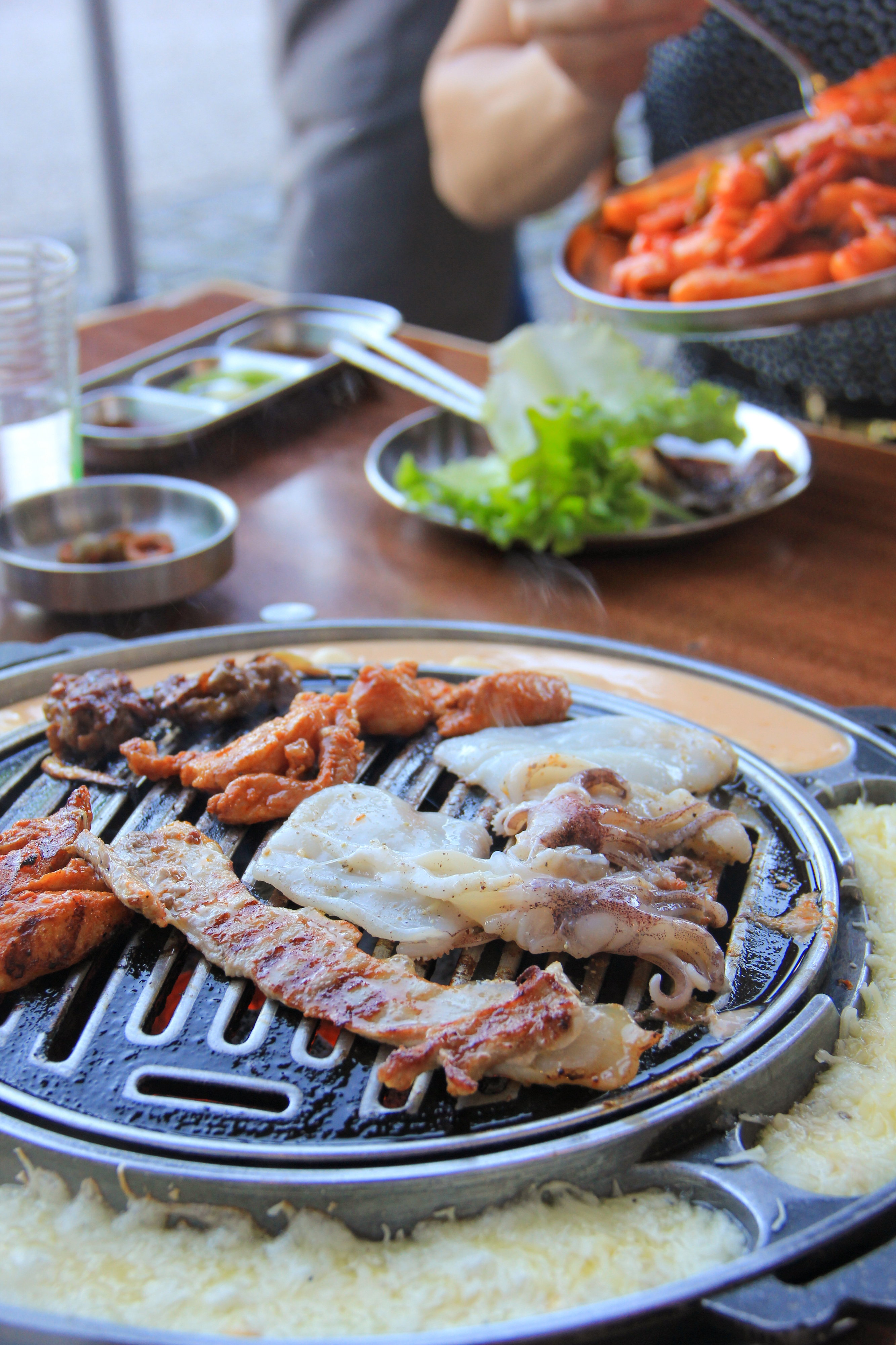 Fomos a um restaurante coreano onde grelhámos a carne na nossa mesa. Saiba como correu
