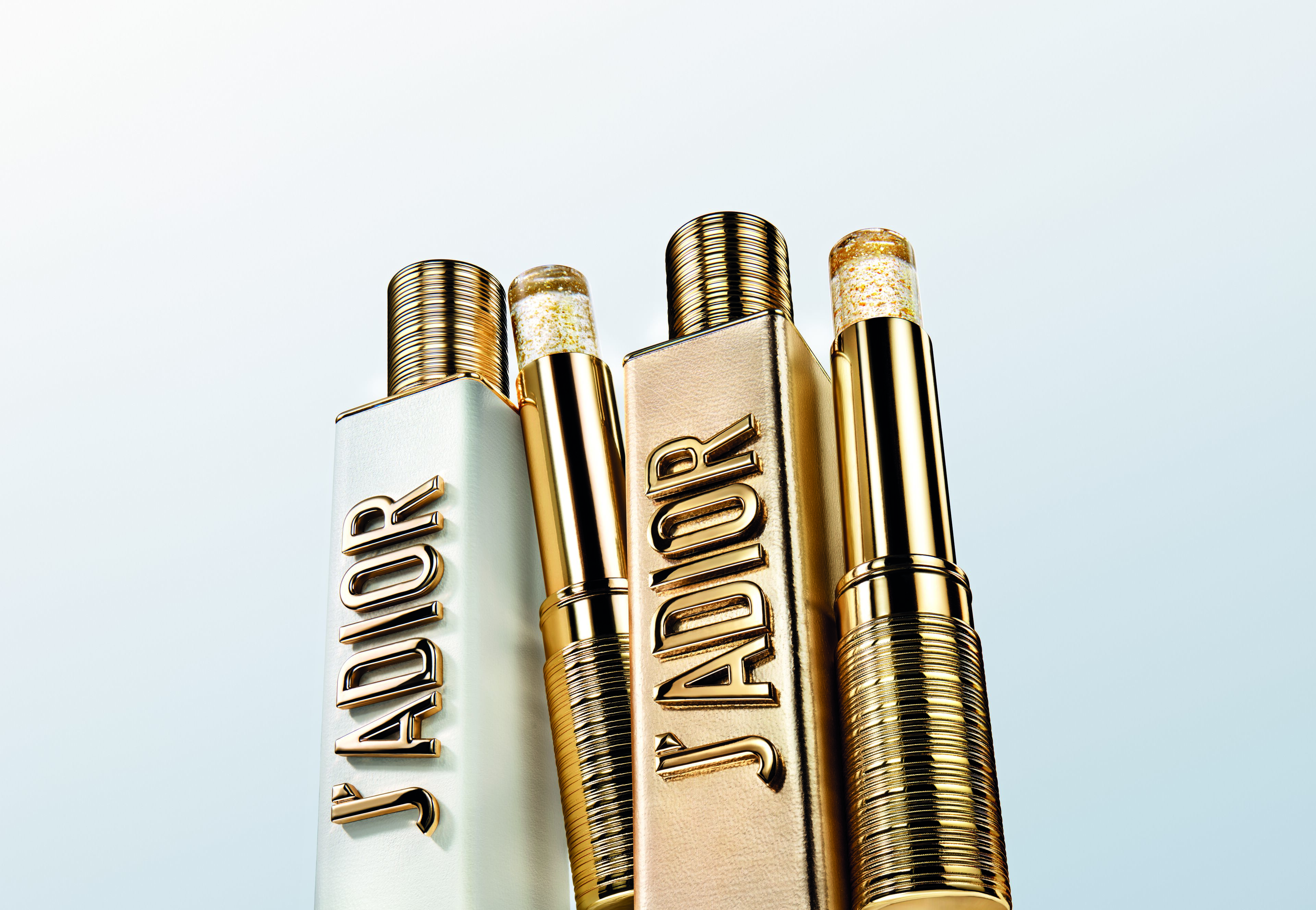 J’Adore, mas sólido. Estamos doidos com os novos perfumes da Dior, que são perfeitos para andar na carteira