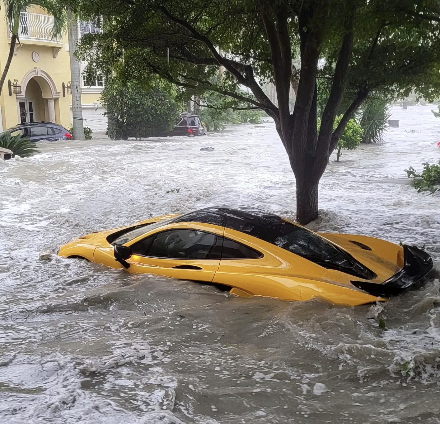 Homem vê os dois carros de luxo que custam mais de 1 milhão de euros levados pelo furacão (e põe tudo no Instagram)