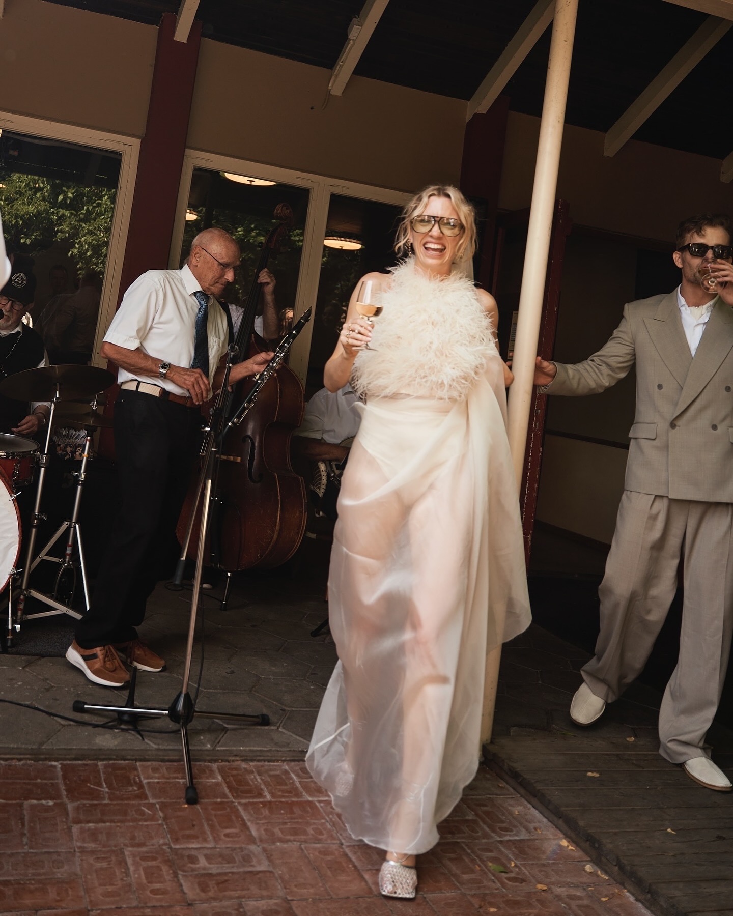Esta influenciadora fez o próprio vestido de noiva (e demorou 50 horas a coser à mão). Veja as fotos