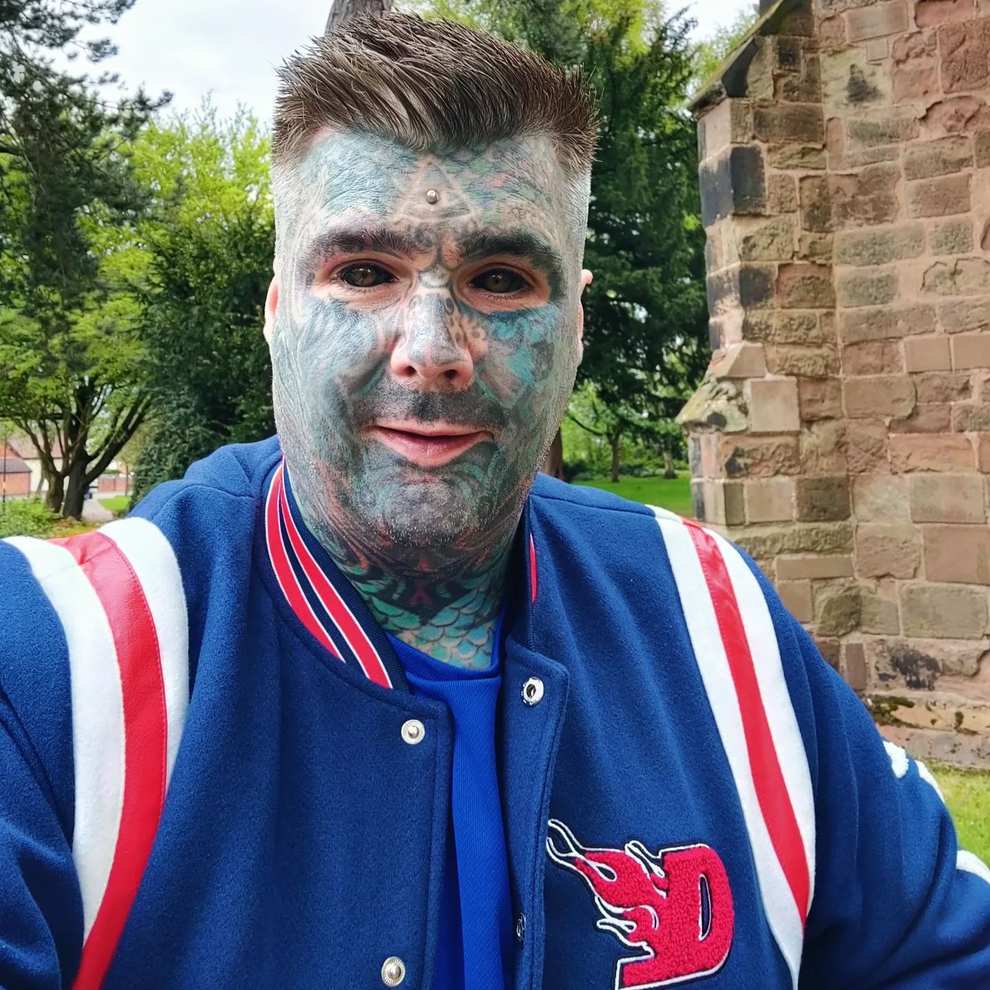 Homem tem 90% do corpo tatuado e fala de discriminação no trabalho. Diz ter sido escondido por causa das tatuagens