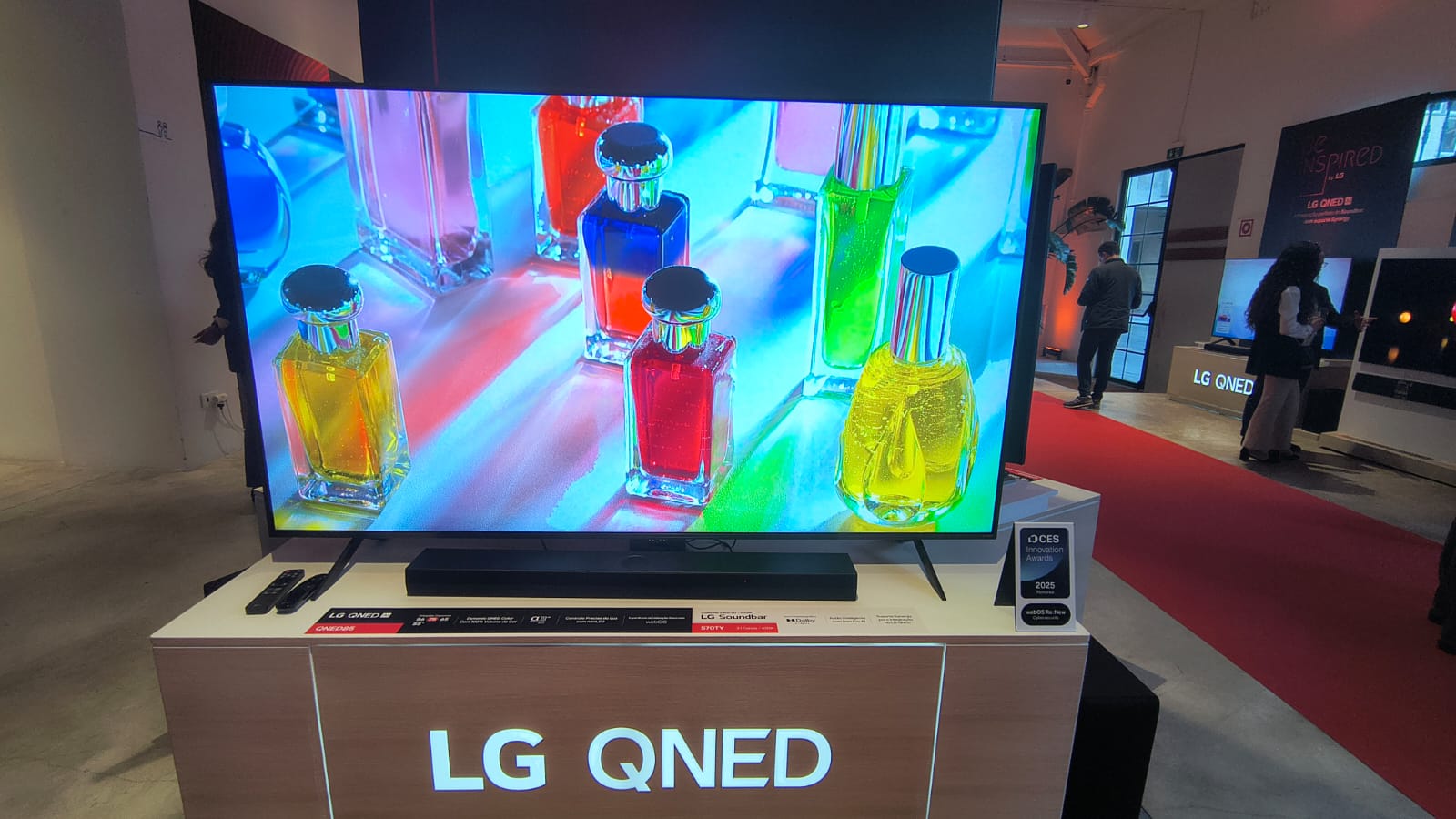LG reforça aposta nas TVs QNED e MINI LED. OLED transparente estreia-se em Portugal este ano