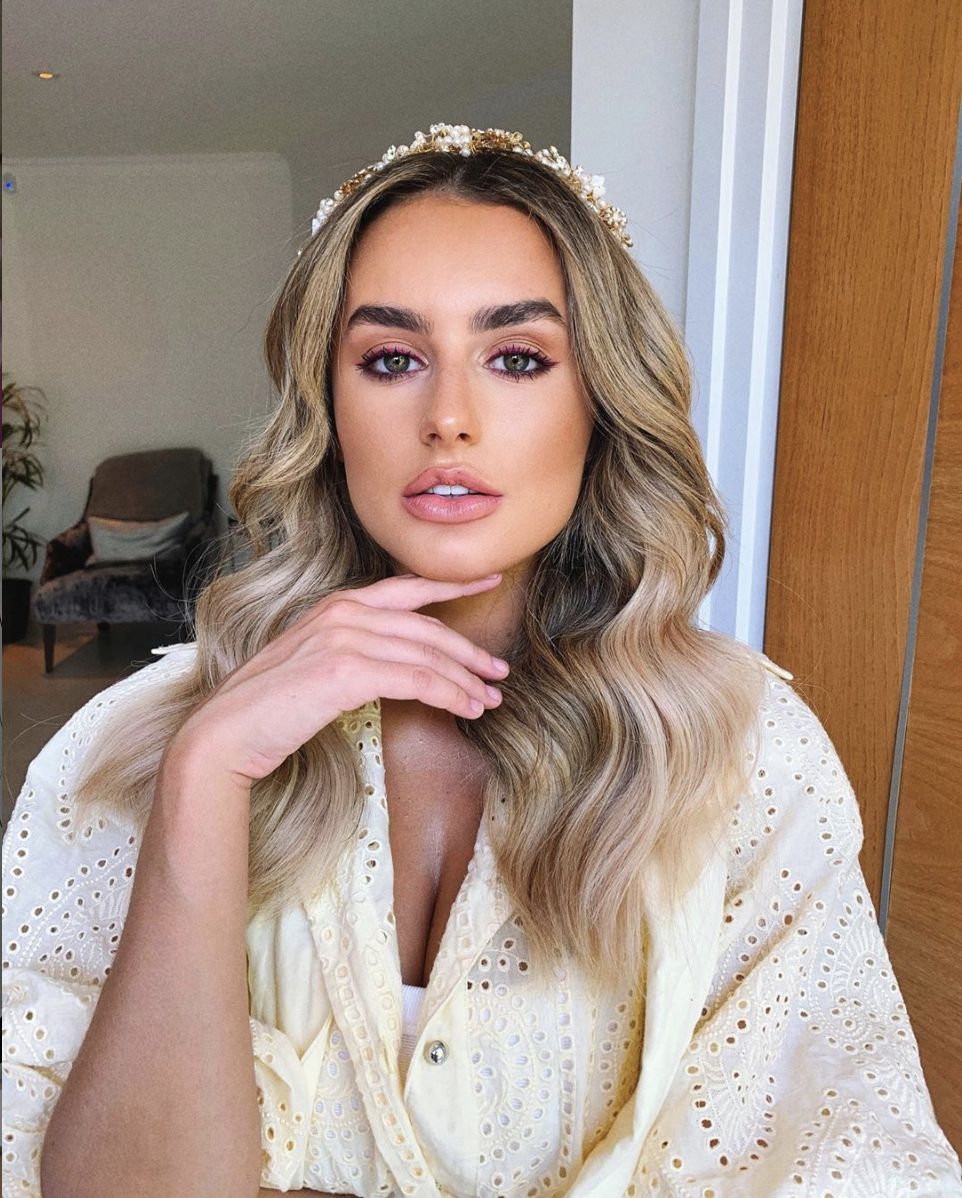 Dedo no queixo e lábios entreabertos. Assim é a “chin shelf”, a nova pose da moda no Instagram