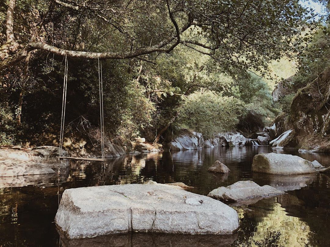 Este baloiço espelhado na água é estrela no Instagram e fica a 1 hora do Porto