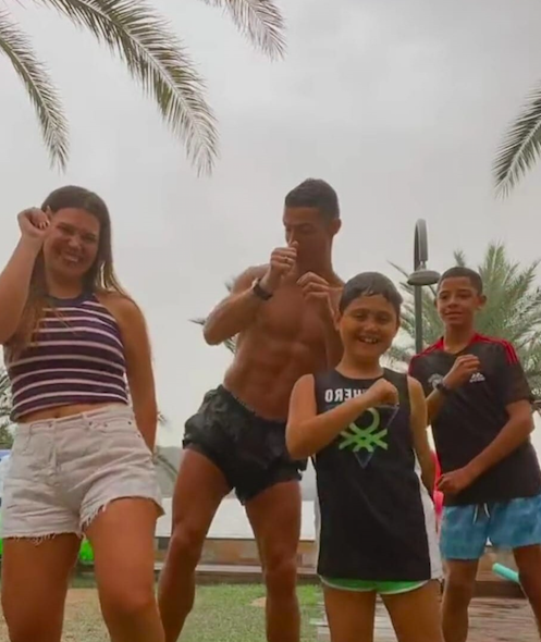 Até Cristiano Ronaldo já “joga de ladin”. Veja o vídeo viral da dança, o primeiro do jogador no TikTok