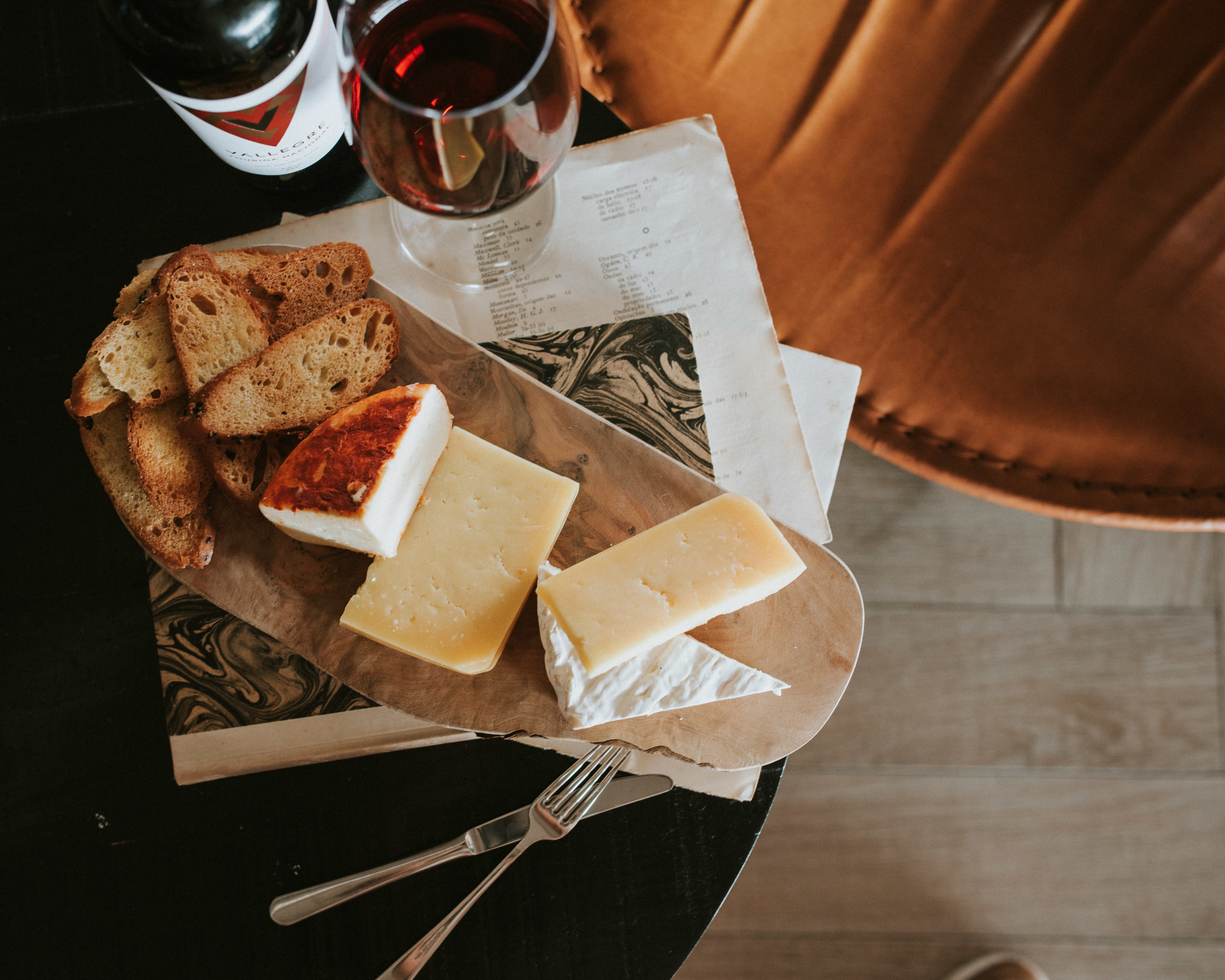 Quer provar os melhores queijos e vinhos portugueses com vista para Lisboa? Saiba como