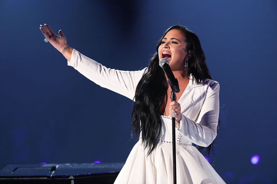 Demi Lovato emociona-se a cantar “Anyone” na cerimónia dos Grammys