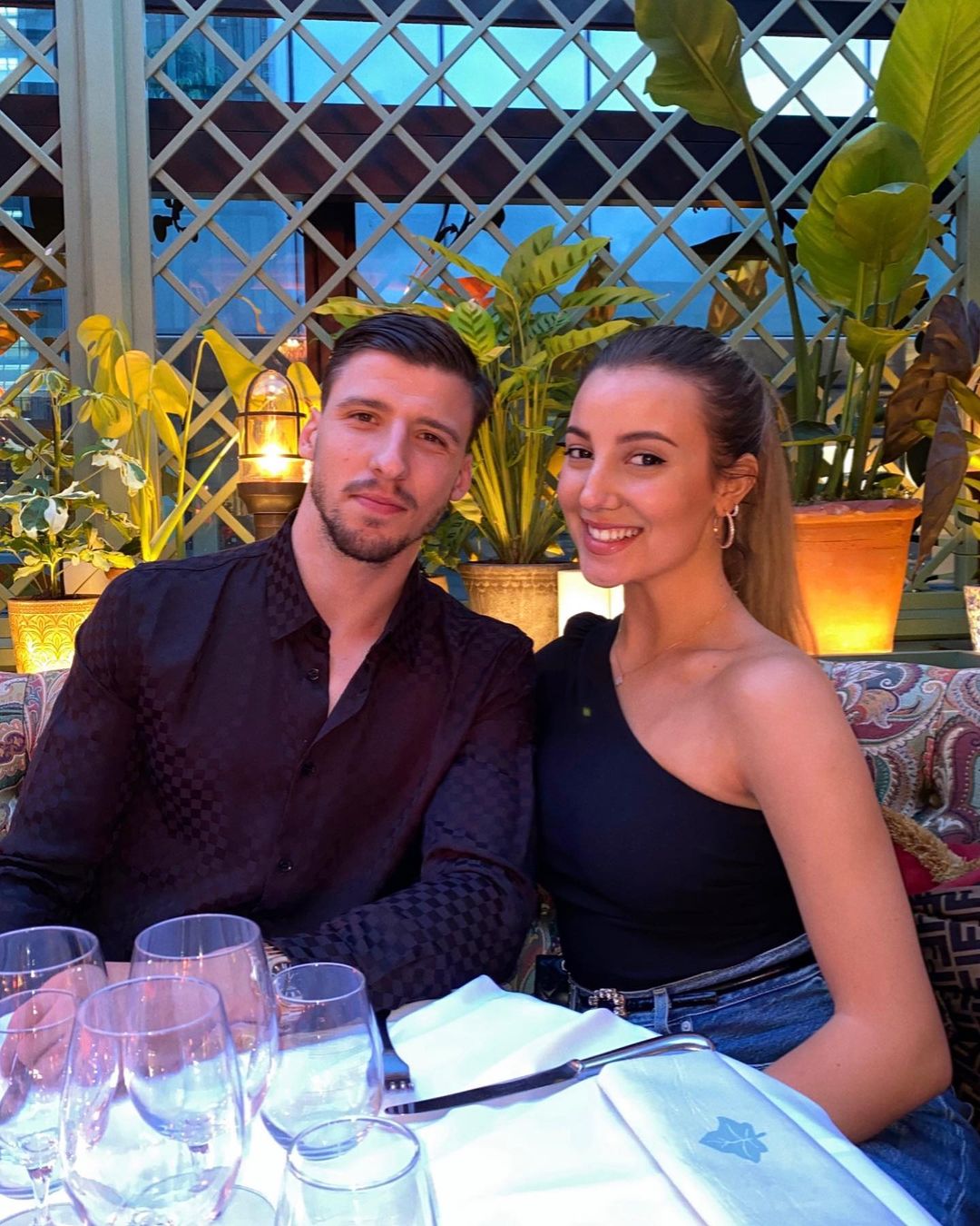 Namoro de April Ivy e Rúben Dias terá chegado ao fim. Jogador apagou fotos com namorada