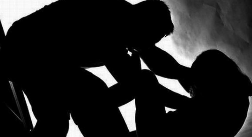 Turista espanhola violada por grupo de 7 homens. Mulher viajava pelo mundo com o marido