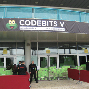 Liam Hemsworth descobriu que estava separado de Miley Cyrus pelas redes sociais — tal como o resto do mundo