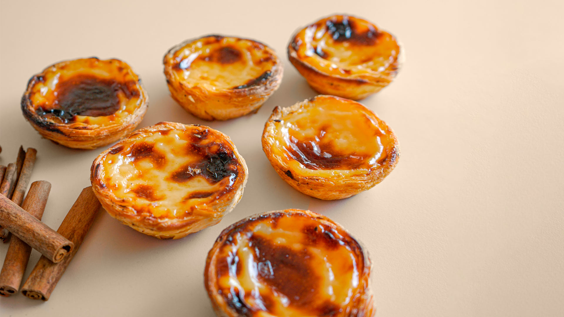 Natas n’ Friends faz 1 ano, mas a prenda é para si. Se comprar 12 pastéis, leva mais 6 para casa