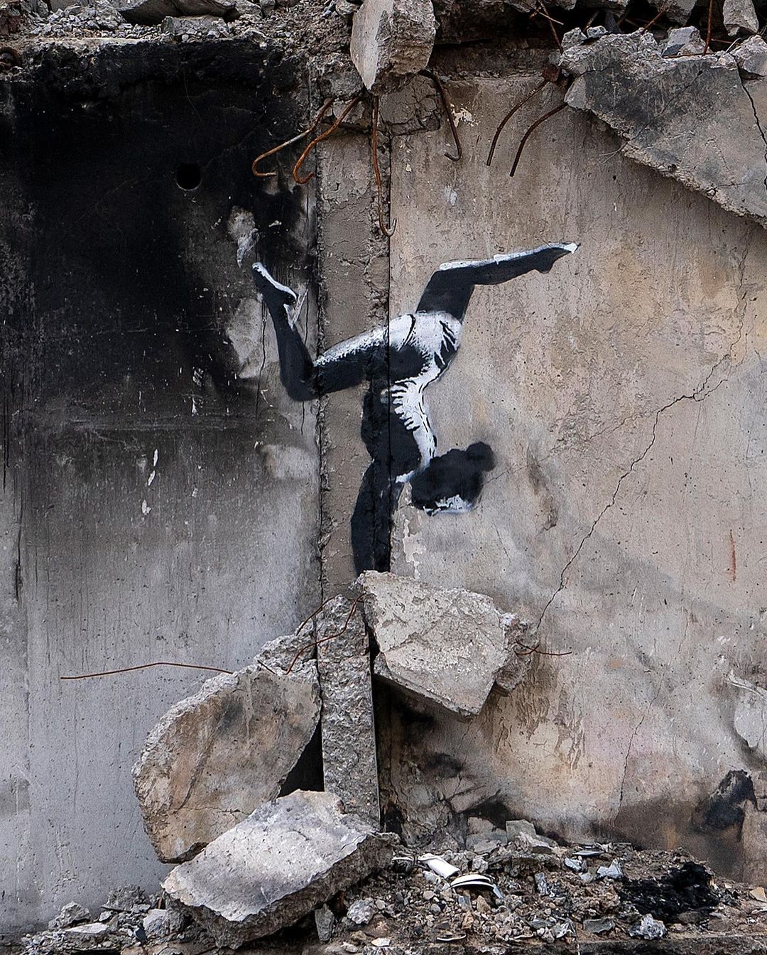 Banksy está na Ucrânia a criar obras de arte nos destroços da guerra. Veja os graffitis do maior artista de rua do mundo