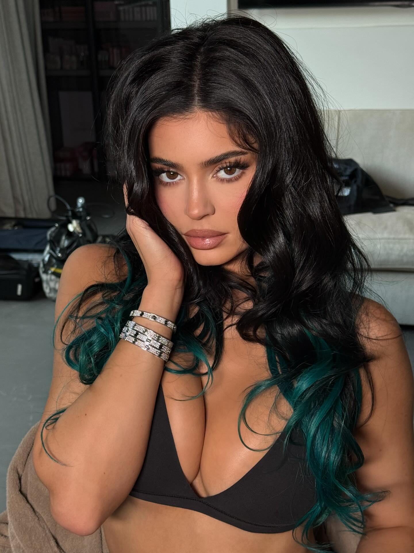 De madeixas azuis, Kylie Jenner ressuscita alter ego de 2015. Perceba o fenómeno King Kylie (e veja 17 fotos)