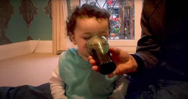 Criança de 1 ano bebe seis latas de Coca Cola por dia e só come fast food. “É difícil dizer que não”, diz a mãe