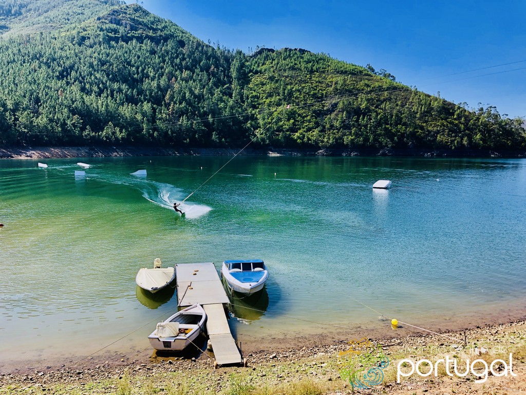Esta praia fluvial linda fica no centro do País e parece saída de um quadro (e sim, há sombras)