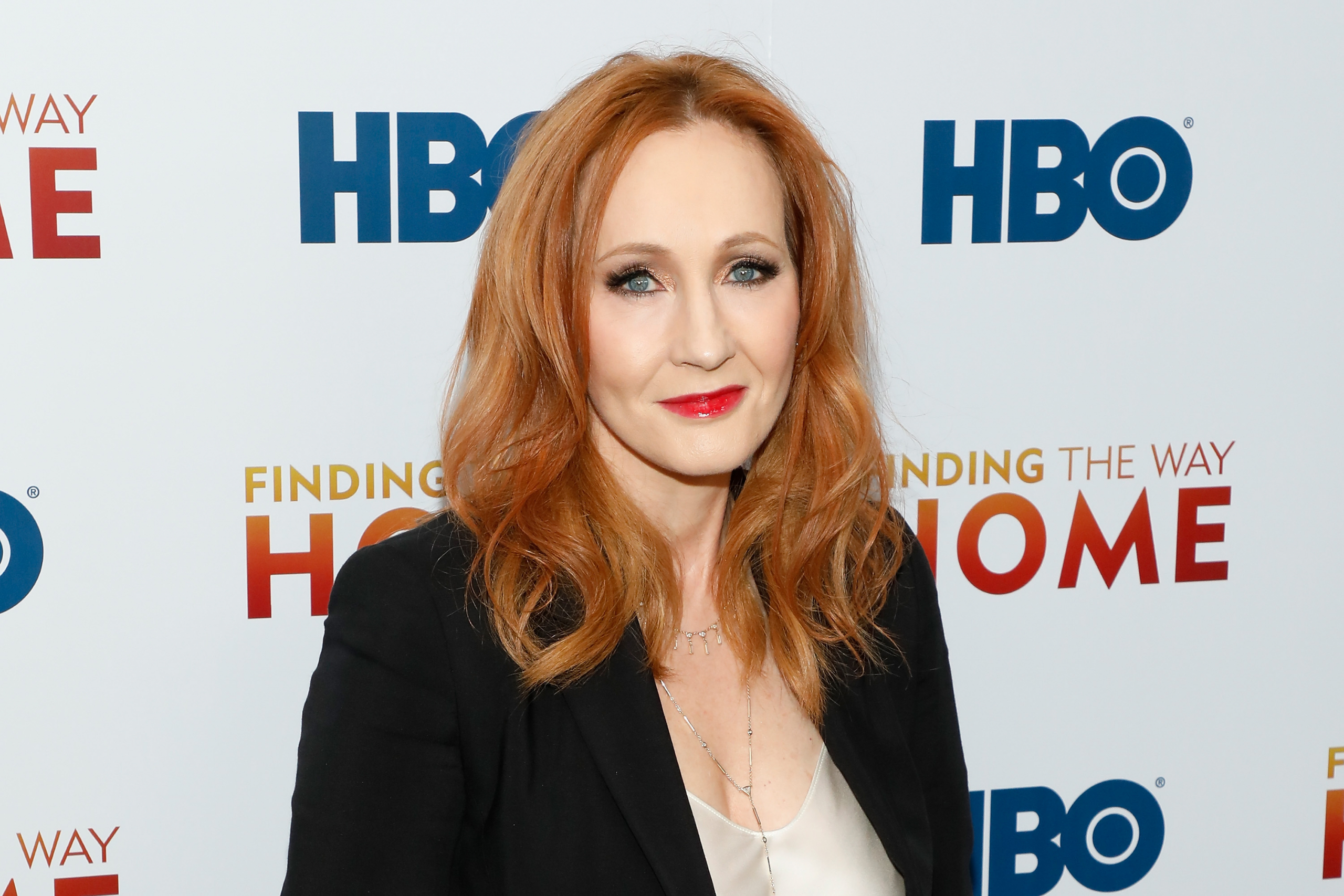 J. K. Rowling criticada depois de apoiar mulher que defende a transfobia