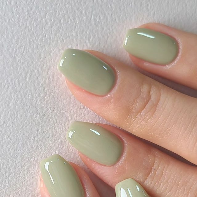 Este é o tom de verde que vai querer ter nas unhas esta primavera. Inspire-se nestas 17 manicures