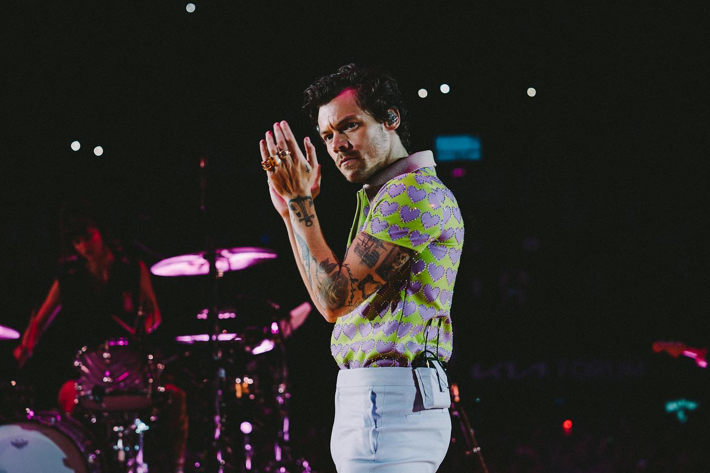 Harry Styles já é trintão. Espreite 30 fotos de momentos marcantes do cantor britânico