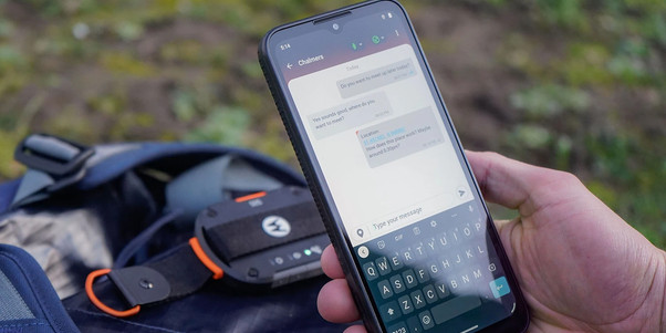 Smartphones com comunicação por satélite. Quais são as ofertas e como o serviço está a garantir a diferenciação?