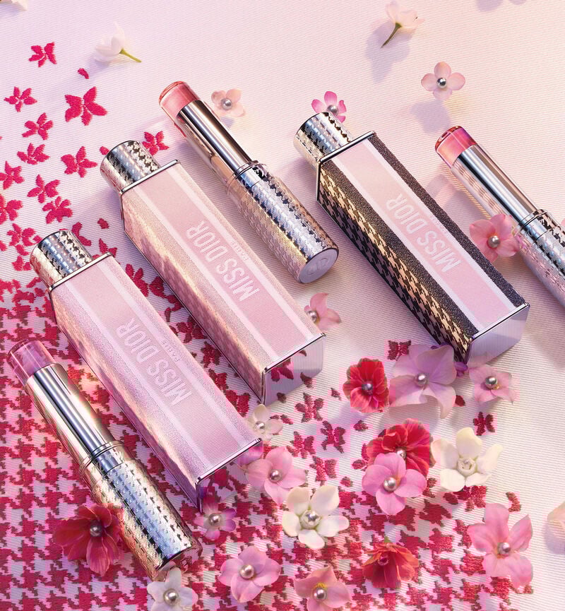 Mini Miss. Já pode levar os icónicos Miss Dior para todo o lado com a versão sólida – que é do tamanho de um batom