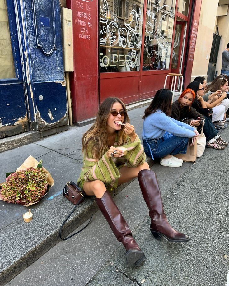 As botas bordô vão dominar os looks de outono e temos 13 opções para se render