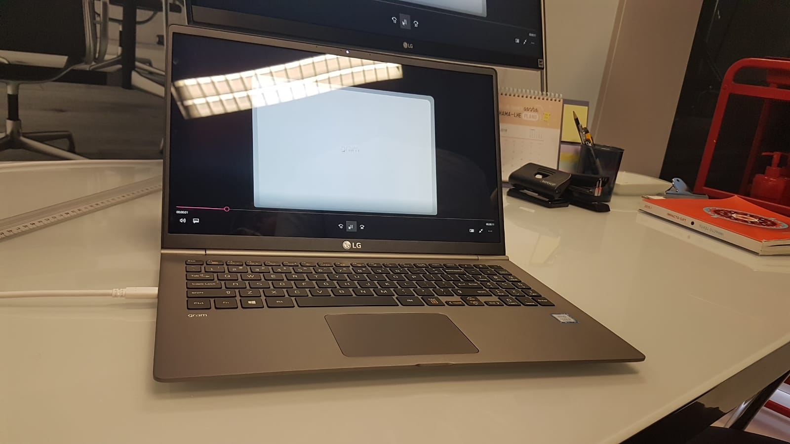 Cantor d’Os Vizinhos é alvo de ódio nas redes sociais depois de ser pai — e a banda já reagiu