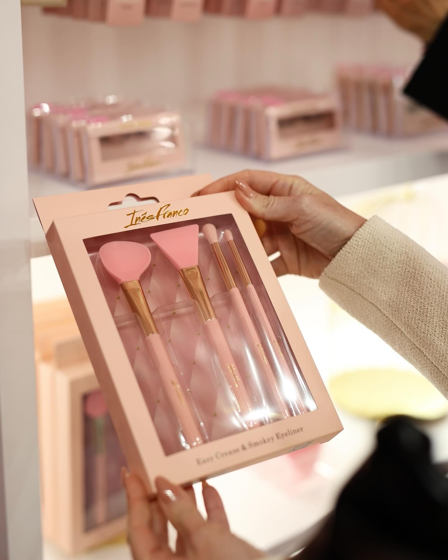 Os famosos pincéis da maquilhadora de Cristina Ferreira estão com descontos imperdíveis. Veja as opções