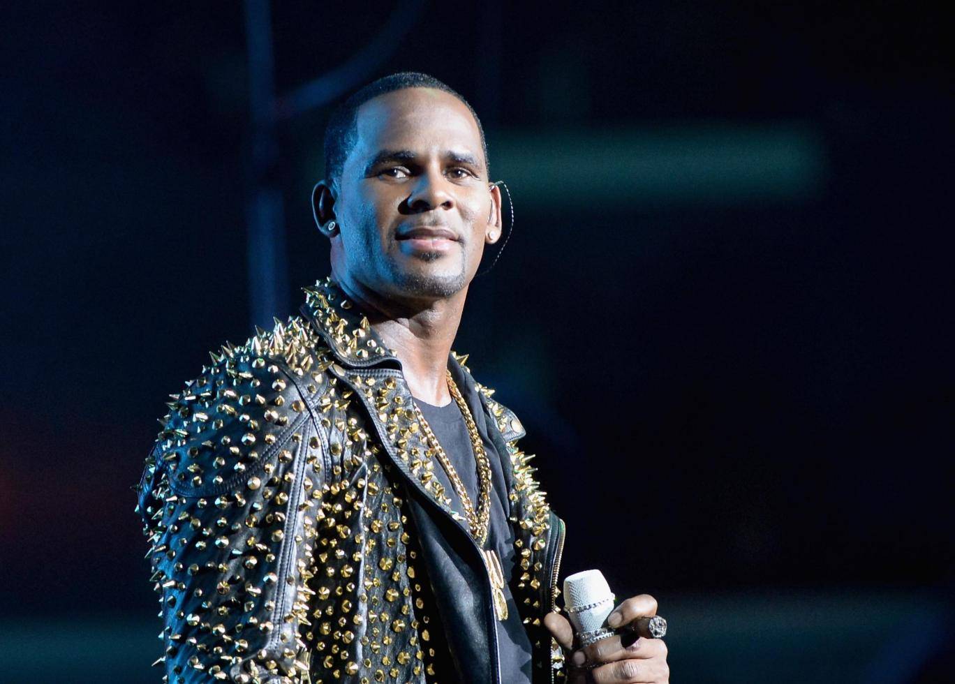 R. Kelly. Cantor de “I Believe I Can Fly” condenado por tráfico sexual e crime organizado