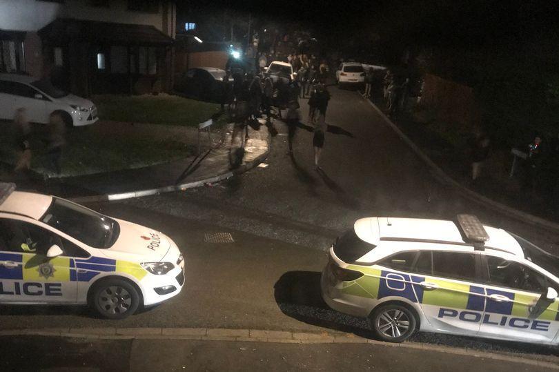 Adolescentes atiram garrafas à polícia, numa festa sem adultos que destrói casa