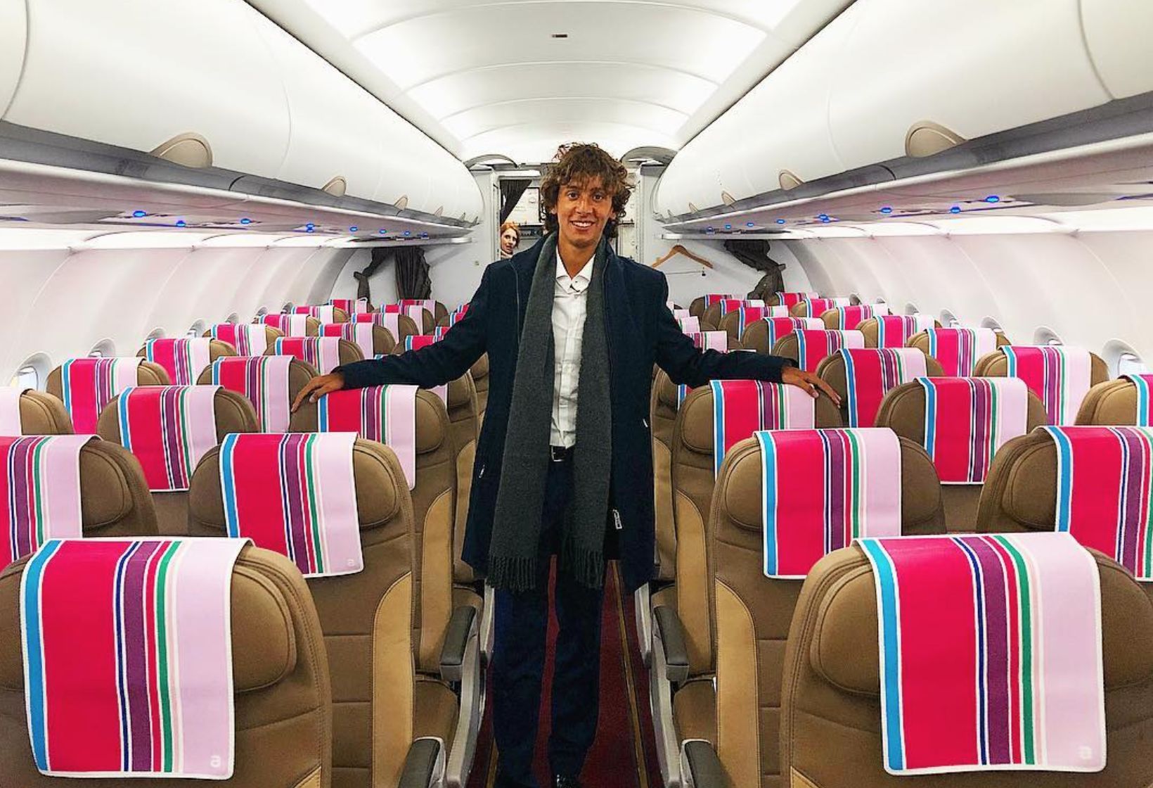 Alex Macheras tem 22 anos e o emprego de sonho: viaja em primeira classe a testar aviões