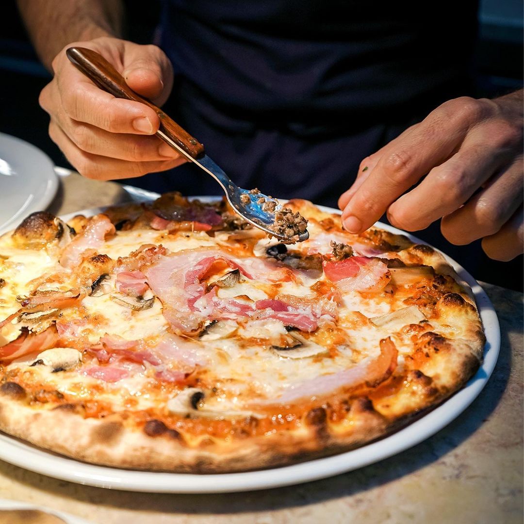 14 pizzarias para experimentar no fim de semana. Há opções de massa alta e fofa ou fina e estaladiça