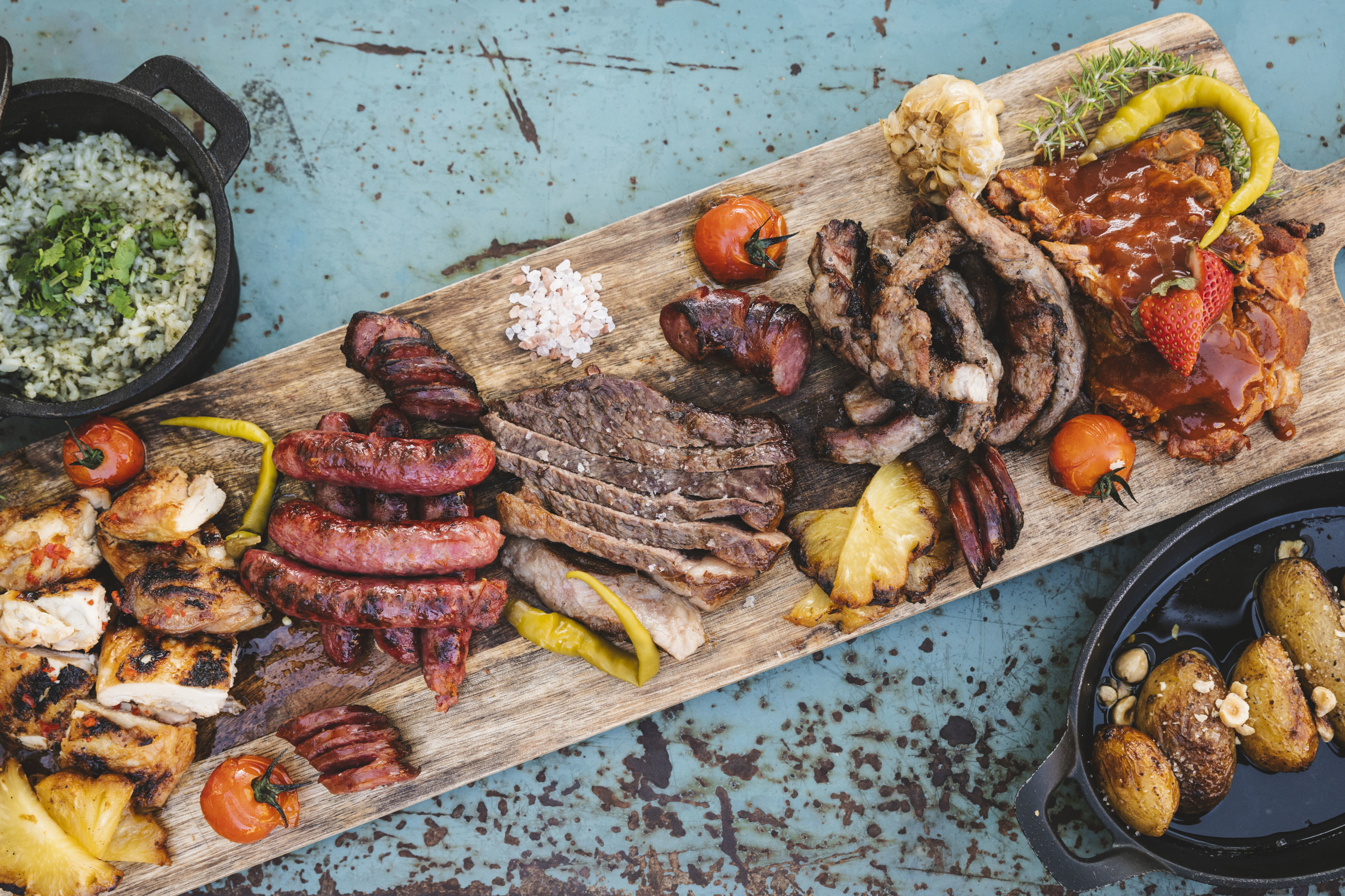 Encontrámos a tábua de churrasco perfeita para dividir com amigos num jantar de verão