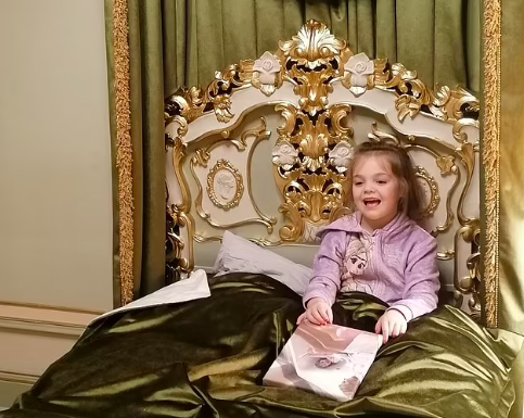 O quarto desta menina parece saído do filme “A Bela e o Monstro” — e tudo graças ao avô. Veja as fotos