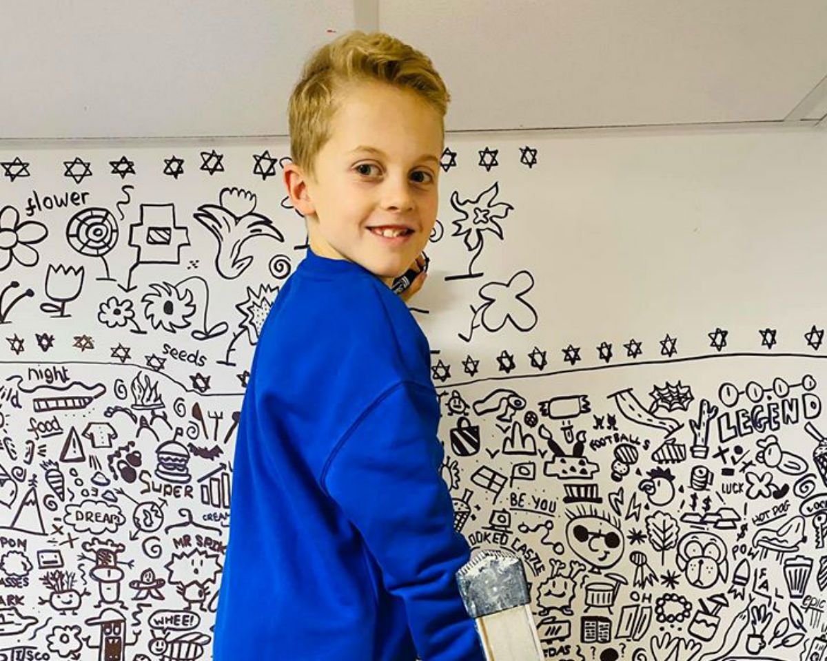 Miúdo de 9 anos repreendido por fazer rabiscos nas aulas viu os seus desenhos tornaram-se arte