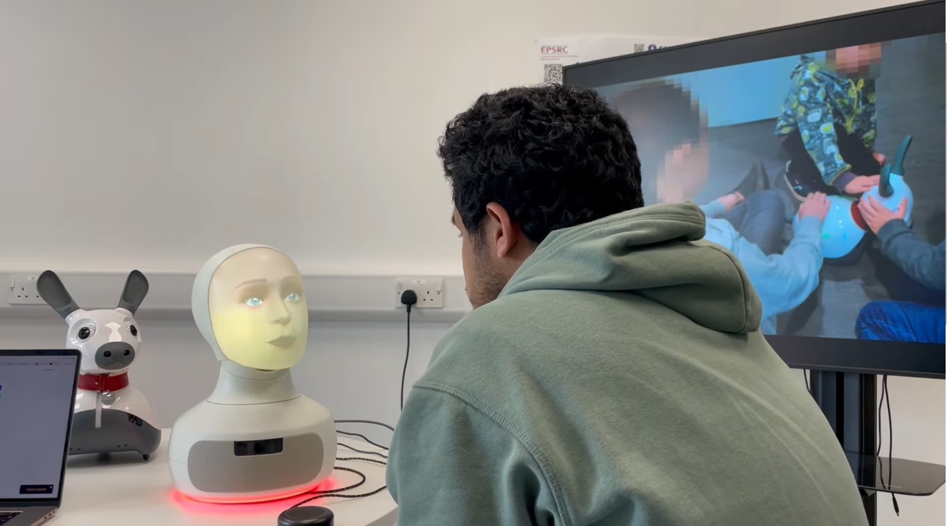 Este recepcionista robótico usa o mesmo modelo de IA do ChatGPT para responder a perguntas