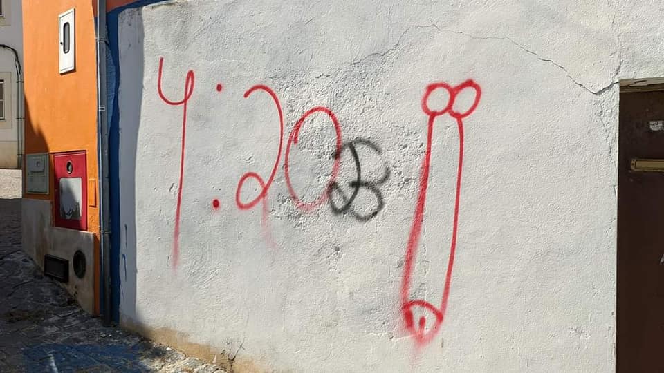 “Estavam extremamente bêbados”. O relato de quem assistiu ao vandalismo em Milfontes