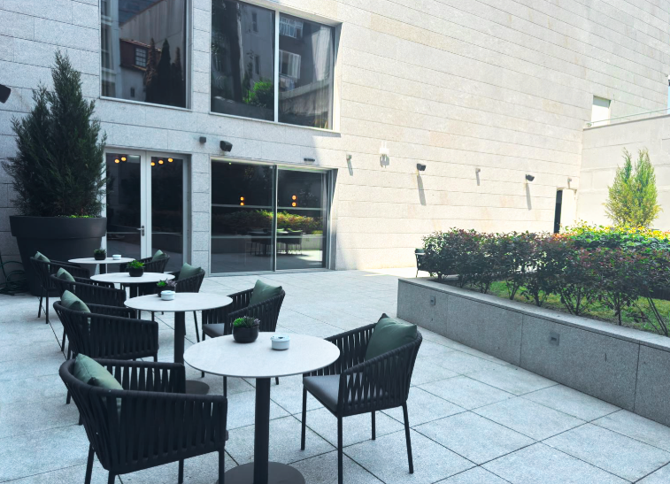 Sunset, cocktails e DJ set. O Cénica Porto Hotel tem planos para a sua sexta-feira (e a entrada é grátis)