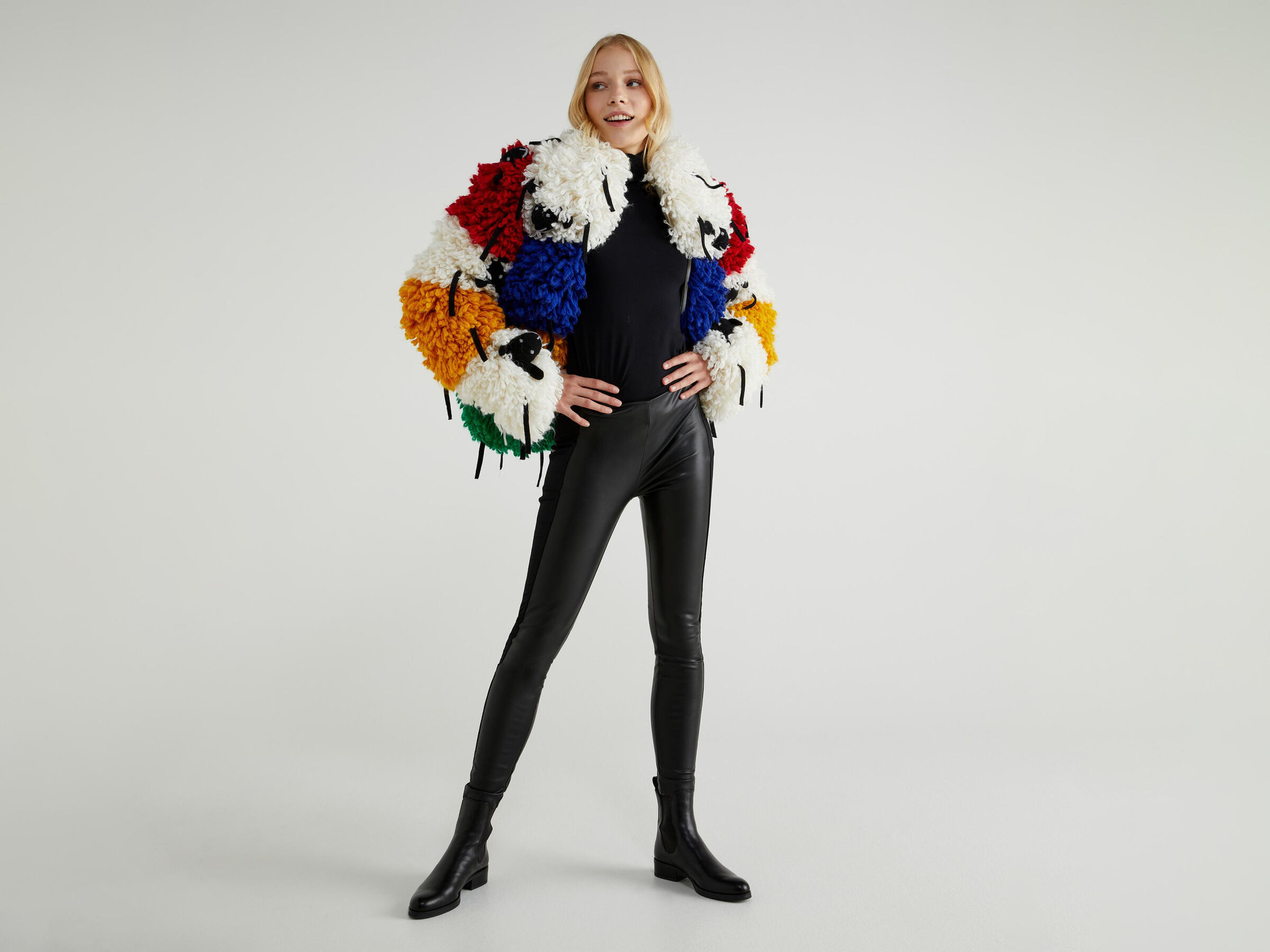 Este casaco com ovelhas da Benetton custa mais de 800€, mesmo em saldos. Saiba porquê