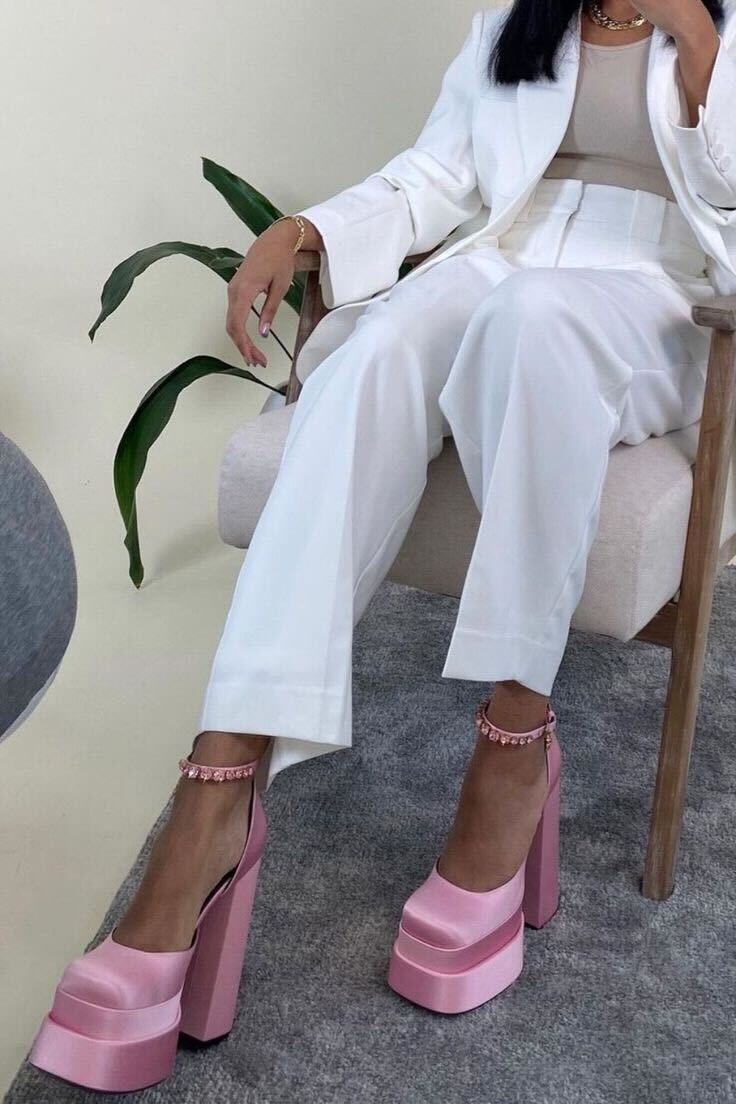 Das botas às sandálias, estes 14 saltos com plataforma (a partir dos 35,95€) vão dar-lhe mais uns centímetros