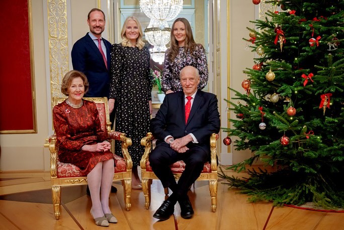Filho mais novo dos príncipes da Noruega ausente da foto oficial de Natal. Saiba porquê