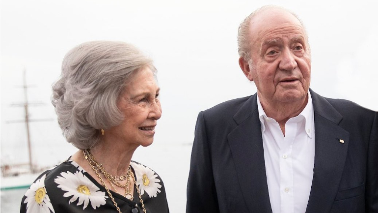 Juan Carlos cai ao sair de carro