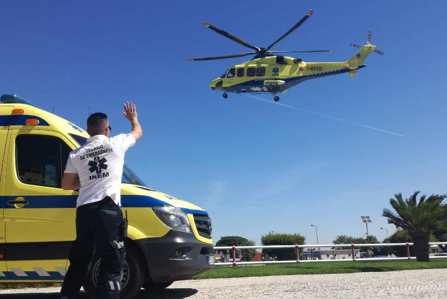 Helicóptero do INEM tomba em aterragem em Vila Real. Ocupantes têm ferimentos ligeiros