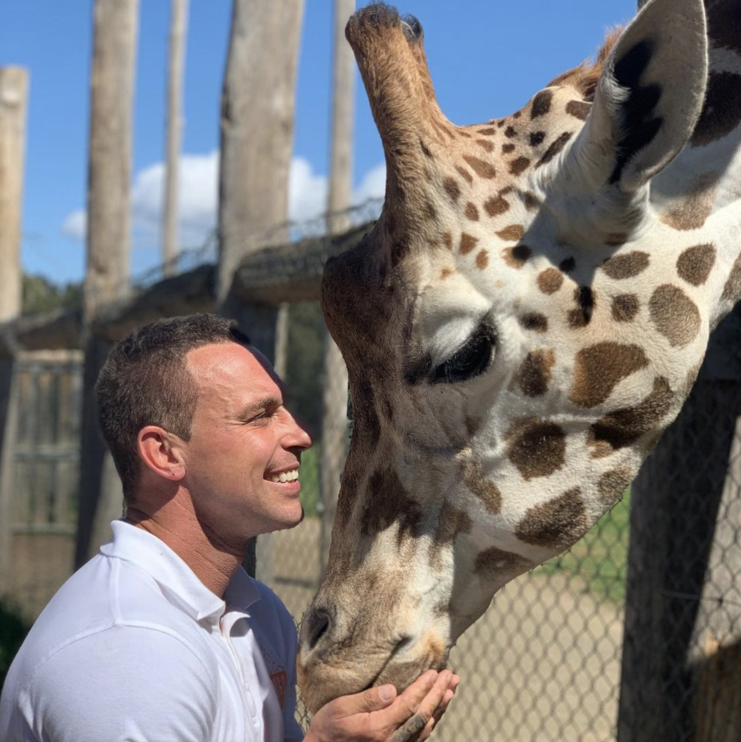 Смотритель зоопарка фото. Смотритель животных. Смотритель животных. Работник зоопарка америка. Zookeeper - смотритель зоопарка.