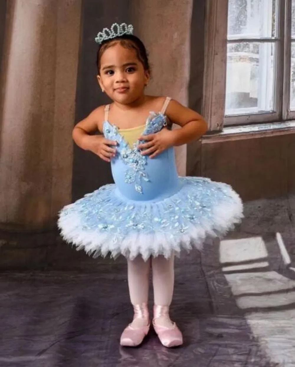 Menina de 2 anos é morta acidentalmente pela prima de 5 com um tiro. Arma seria do pai da vítima