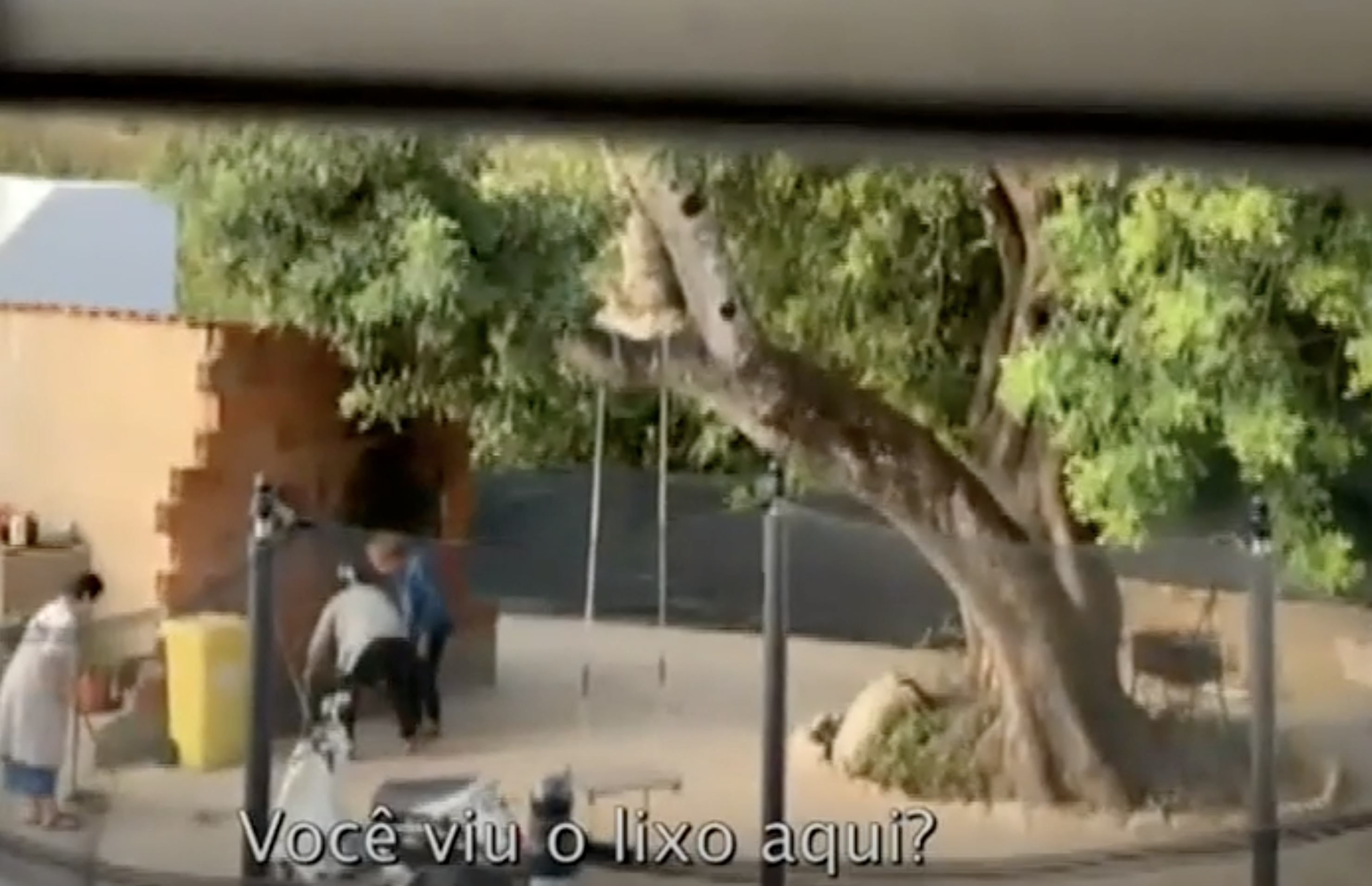 Imagens chocantes mostram idosa a ser agredida com cabo de vassoura e humilhada por dona de lar ilegal no Algarve