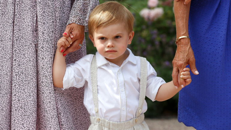 12 fotografias que provam que o príncipe Oscar da Suécia é a mais rabugenta (e fofinha) das crianças reais