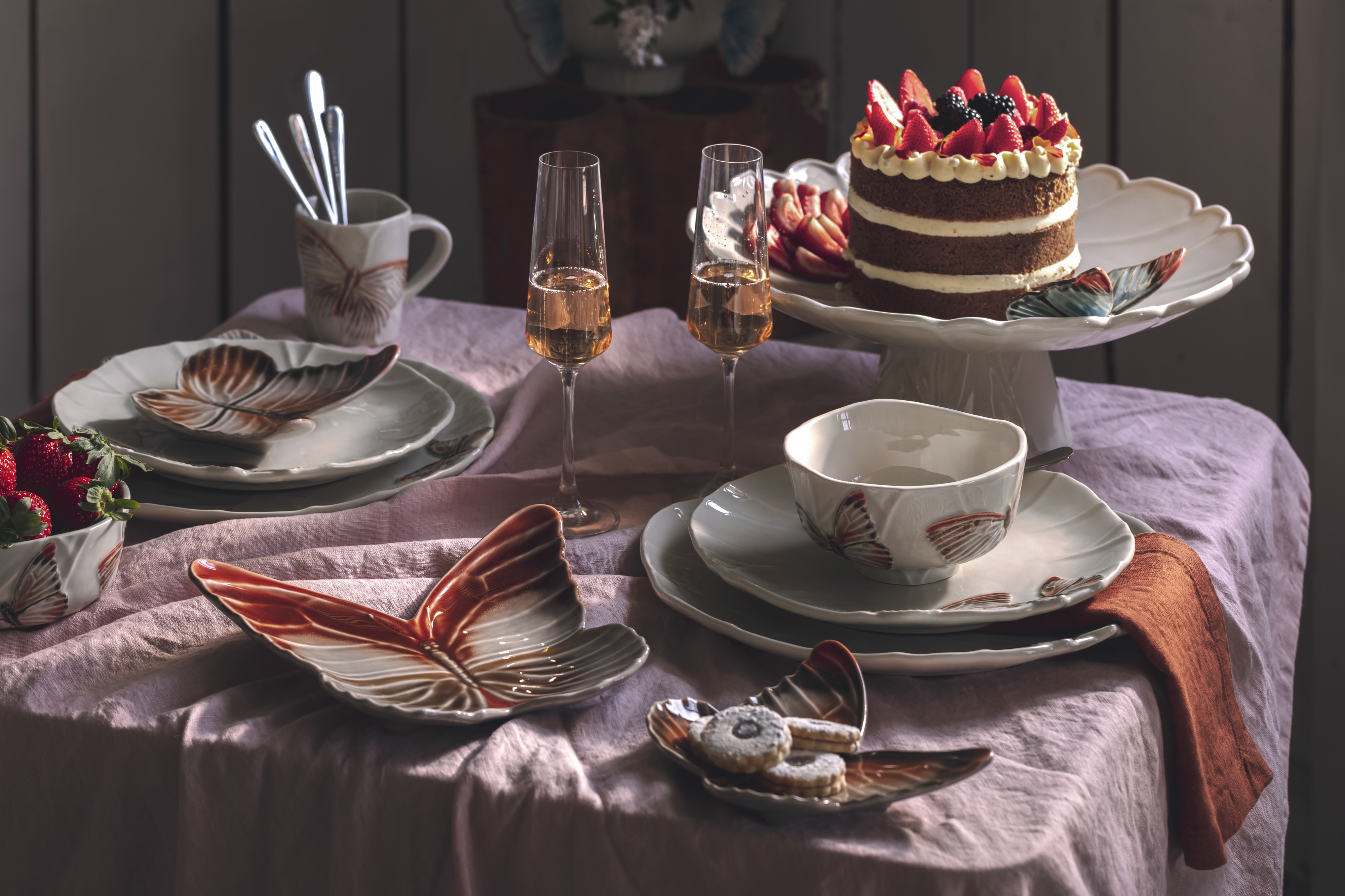 A coleção de Claudia Schiffer com Bordallo Pinheiro leva-lhe borboletas à mesa. Espreite as peças (desde 20€)